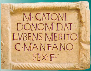 L'epigrafe di Gaio, figlio di Sesto Manfrano, a Catone. L'epigrafe di Gaio, figlio di Sesto Manfrano, a Catone.